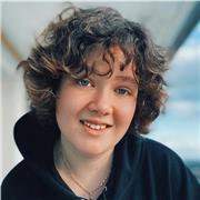 Englisch Nachilfe Schülerin Die Vorschul und Grundschul Kindern hilft